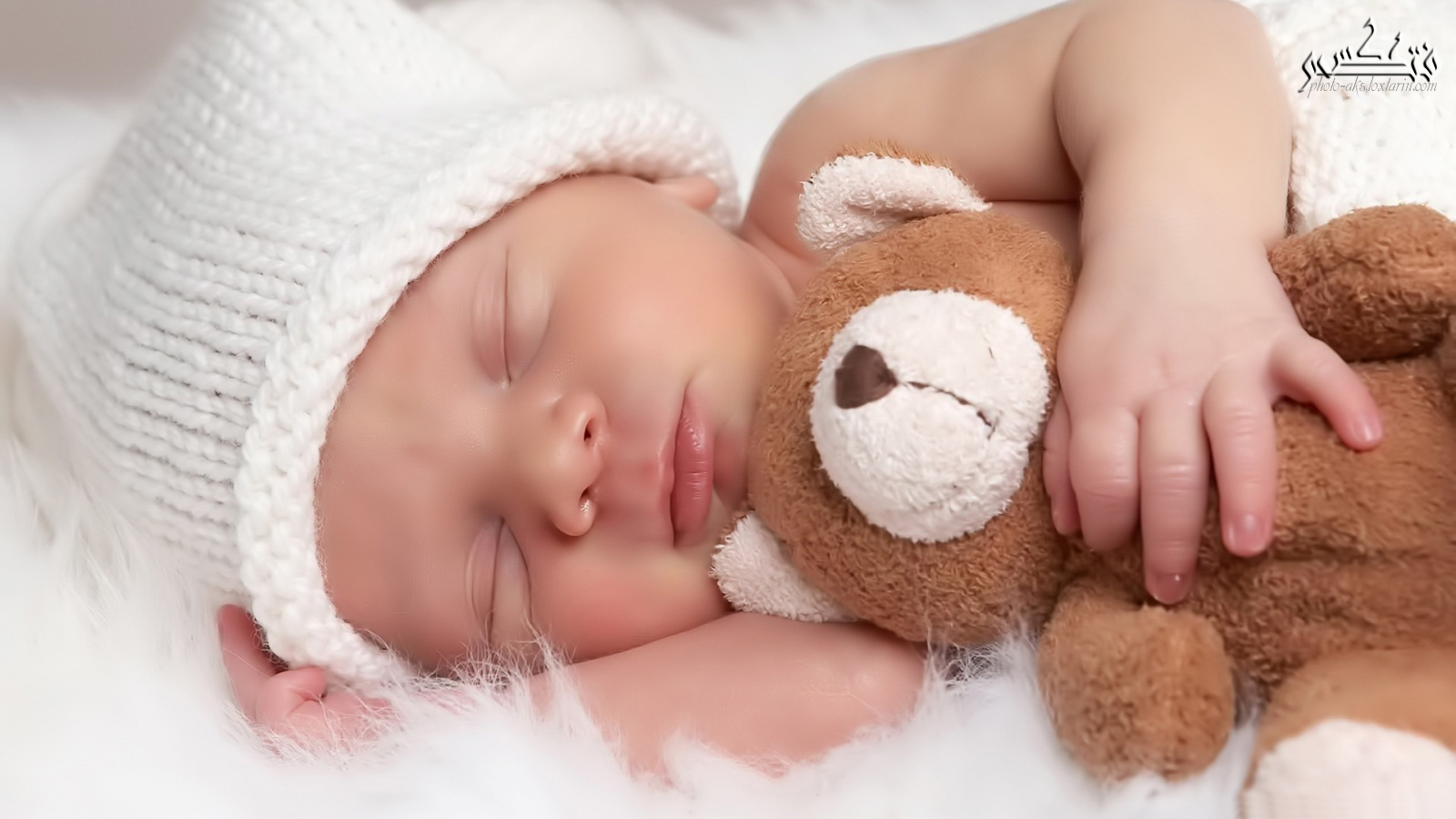 تصویر بچه ناز با خرس عروسکی